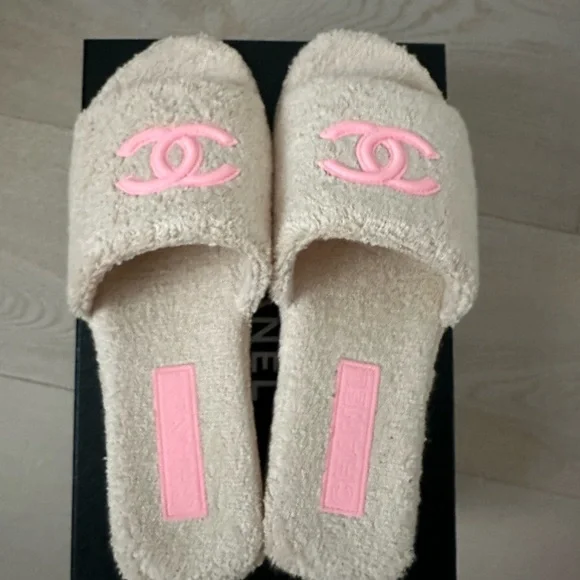 Chanel Blush and Pink Terrycloth Slides sz 41 - Picture 2 of 11